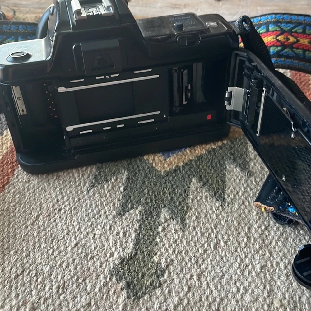 Nikon N4004s, Accessories, Manuals and Bag - Picture 4 of 11